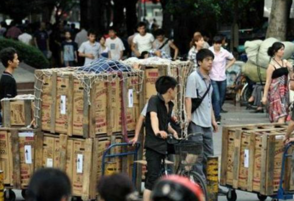 “山寨機鼻祖”陳金陵:負債千萬、妻子跑路,如今成瘋癲流浪漢 “山寨機鼻祖”陳金陵:負債千萬、妻子跑路,如今成瘋癲流浪漢