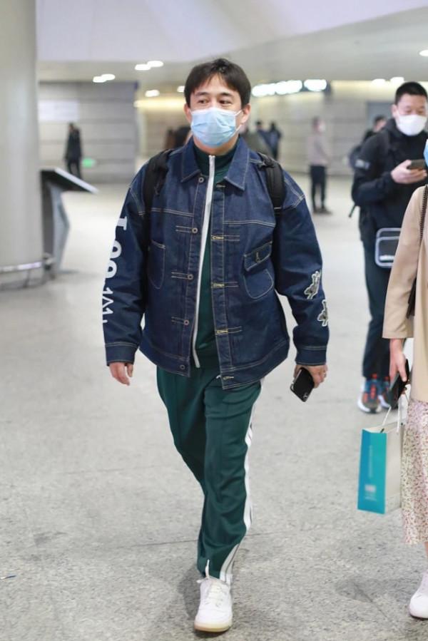 黃磊還是逃不過“中年發福”，留短髮顏值暴跌，還是長髮造型更帥