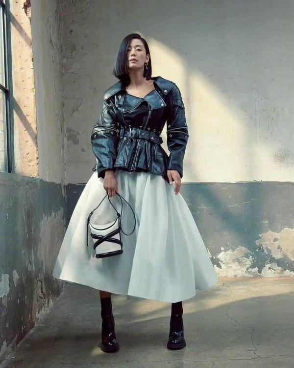 全智賢瘦到“脫相”了,臉瘦一圈太憔悴,但氣場強大不輸超模 全智賢瘦到“脫相”了,臉瘦一圈太憔悴,但氣場強大不輸超模