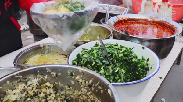 陝西大集上的小破攤，5元一份掙4元，一股泔水味，本地人還愛吃