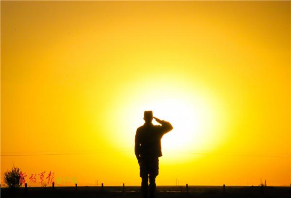 一組夕陽下的剪影帶你領略防空兵的雄姿