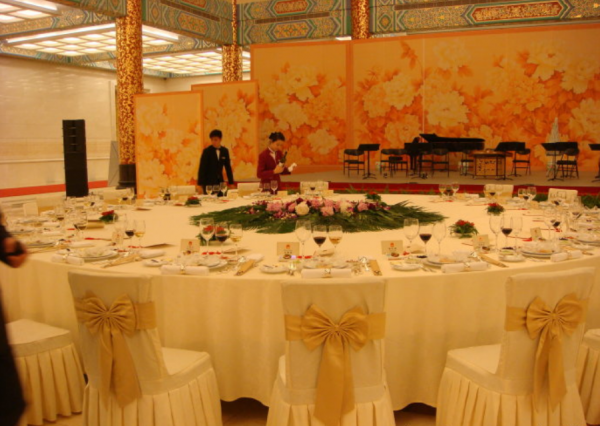 1971年，外交宴上國寶九龍杯失竊，周總理巧用魔術讓外賓原物奉還