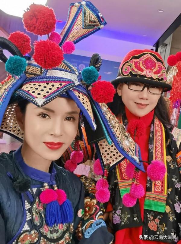 李若彤到大理，說白族話扮漂亮“金花”，55歲毫無違和感
