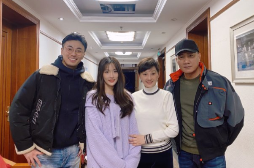 徐帆胡軍罕同框，與小輩站著合影如同齡人，54歲徐帆巴掌臉好精緻