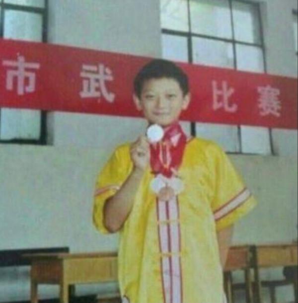 黃子韜：為啞巴發小學手語，成名後把他留在身邊當助理