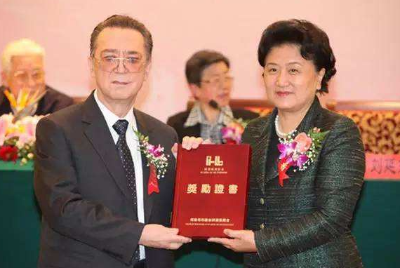 顏值逆天卻不屑一顧，紮根油田五十多年，默默無聞的混血科學家