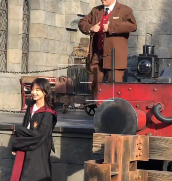 盤點環球影城偶遇明星生圖,白敬亭似商務精英,林依輪兼職賣貨? 盤點環球影城偶遇明星生圖,白敬亭似商務精英,林依輪兼職賣貨?