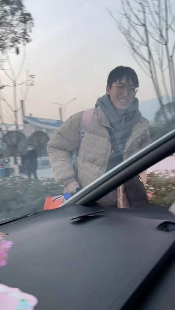 一女生帶男友回家，家長：吞金獸回來了，把別人家的豬也帶回來了