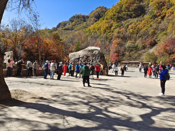 大石湖老邊溝景區 楓紅景美秋色濃