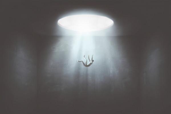 人在200米深的游泳池水中,一起從10000米的高空落下會不會死? 人在200米深的游泳池水中,一起從10000米的高空落下會不會死?