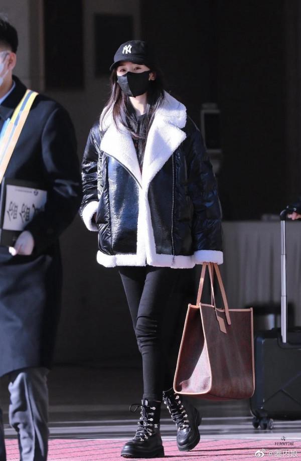 楊冪機場飯拍圖～黑色毛絨夾克+馬丁靴，酷颯幹練私服好好看