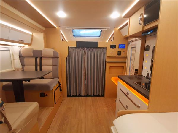 相當罕見的小額頭單拓展房車,全新鉑馳夢想家側拓展房車 相當罕見的小額頭單拓展房車,全新鉑馳夢想家側拓展房車