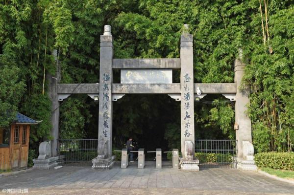 湖南有個溫泉小鎮，村民用地下98℃熱泉煮米粉，每碗10元月入幾萬