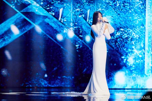 大灣區中秋晚會:溫碧霞露肩撩人,趙麗穎又仙又欲,舒淇驚豔全場 大灣區中秋晚會:溫碧霞露肩撩人,趙麗穎又仙又欲,舒淇驚豔全場