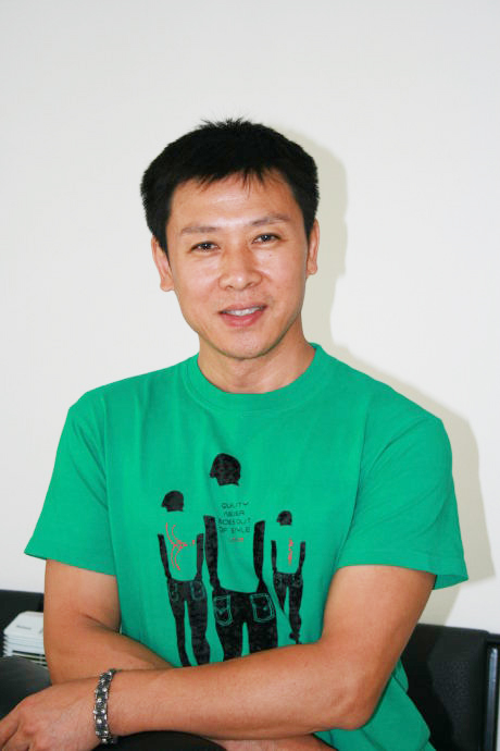 “凍齡男神”胡亞捷：曾與妻子四處租房住，三世同堂最幸福