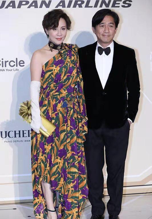 劉嘉玲不愧是“社牛”！穿花裙霸氣走紅毯，梁朝偉緊張拽衣角