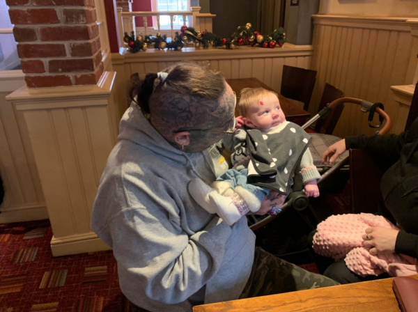 英國44歲離婚男人滿臉紋身,帶著寵物鱷魚和蛇,賣慘求租房 英國44歲離婚男人滿臉紋身,帶著寵物鱷魚和蛇,賣慘求租房