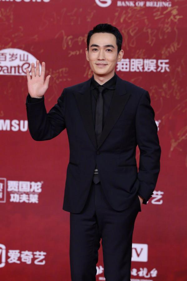 眾星亮相北影節紅毯：黃聖依baby妝容顯老，周冬雨姚晨造型太尷尬