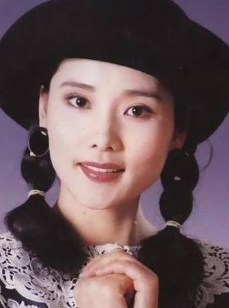 演員何賽飛：父親為她終身未娶，和初戀結婚34年，婚姻狀況如何？