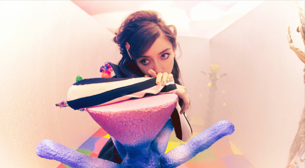 Baby最新雜誌封面曝光，煙燻妝也遮不住仙女臉，綁帶鞋有點看不懂