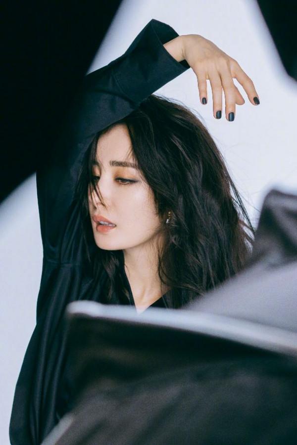 楊冪虎年煙燻妝大片