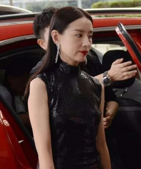 董潔生圖太真實，濃妝藏不住眼袋法令紋，不復當年清純模樣