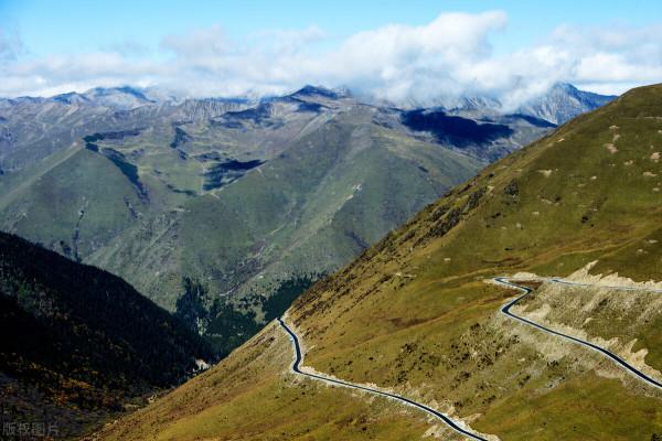 紅軍長征翻越的第一座大雪山是什麼山？在哪兒？