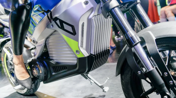可快充4.2秒破百，全鋁車架續航180—摩獸釋出輕量電摩 悟