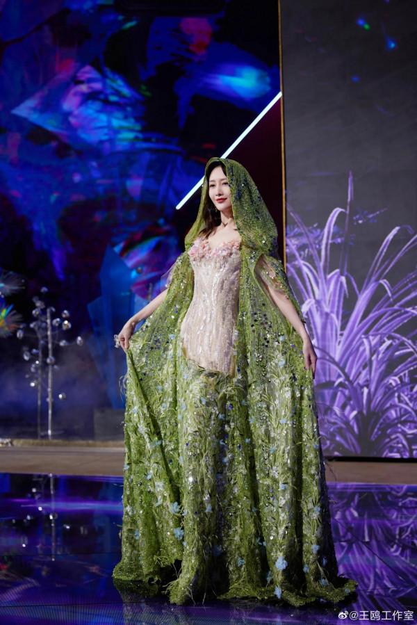 被王鷗關曉彤傅菁的花心舞臺擊中了啊～是心動啊！北京臺春晚