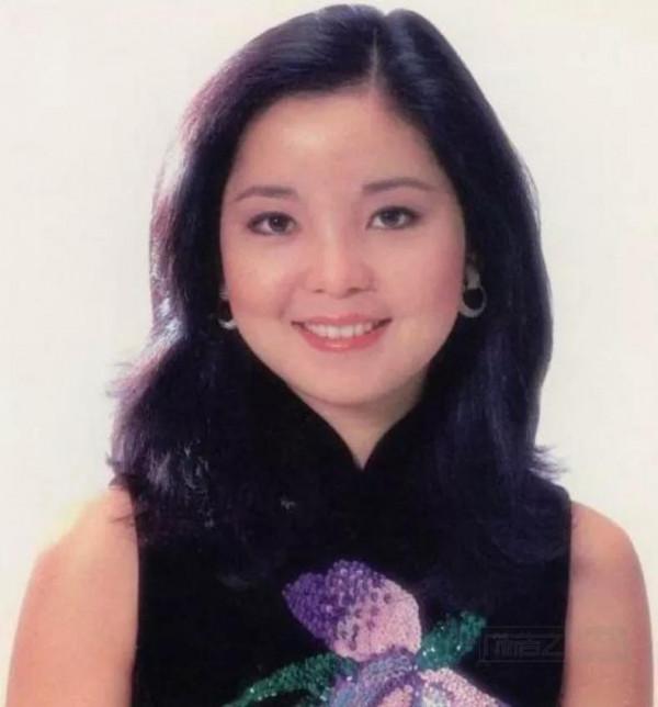 一代天后鄧麗君罕見珍貴老照片，氣質端莊，優雅大方，甜美迷人