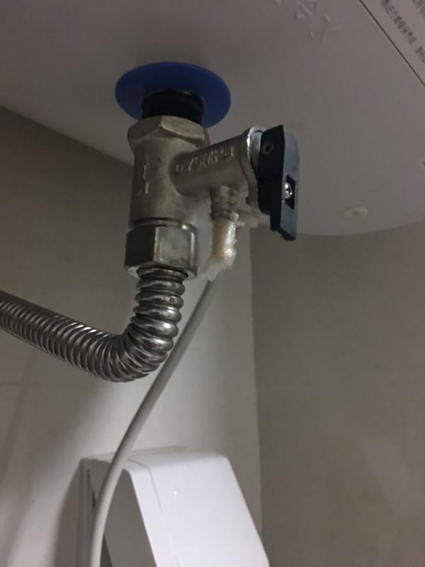 電熱水器上的洩壓閥，真能起到防爆炸的作用？聽聽安裝師傅怎麼說
