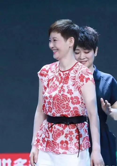 徐帆越老越有氣質,穿紅色印花上衣配闊腿褲,配腰帶簡約高階 徐帆越老越有氣質,穿紅色印花上衣配闊腿褲,配腰帶簡約高階