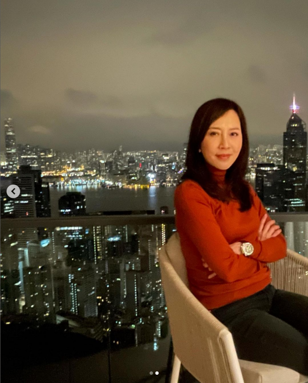 59歲港星曬家中巨型聖誕樹，新豪宅內景曝光，倆月前1.3億賣舊屋