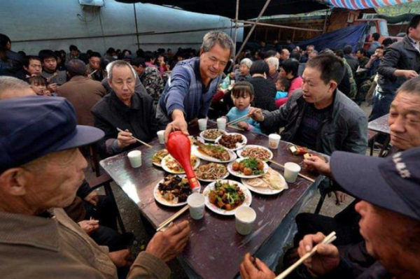 農村酒席“怪象”：悶頭吃菜的多了，大口喝酒的少了，什麼情況？