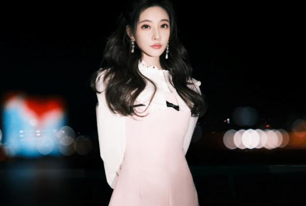 小破站舉行年度盛典，眾多網紅雲集，馮提莫在新一年獲得了獎項