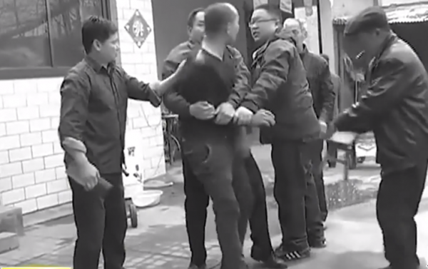 兒子持刀追砍，將父母掃地出門，直言：死了歡迎回來，活著不行！|真實往事