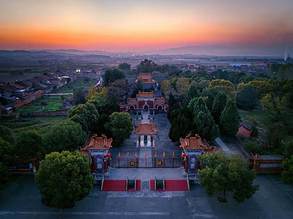 60年代湖北關羽墓被挖開，墓室盡頭，發現4根鐵鏈懸掛的古棺