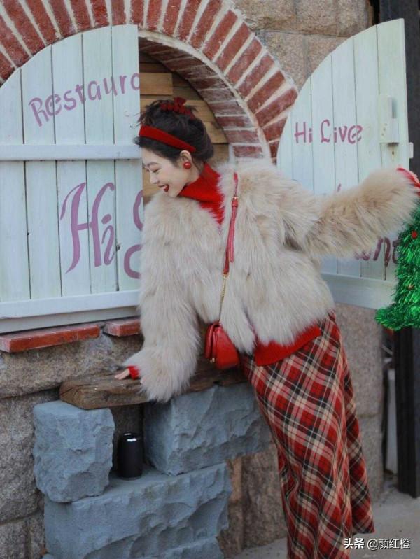 冬天不要只會穿黑白灰，“紅色”搶眼高調又顯白，時髦又有氣場