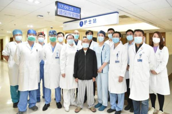 他的肺已經完全石變,靠ECMO撐了8天!8小時換肺,極危重症肺纖維化患者重生 他的肺已經完全石變,靠ECMO撐了8天!8小時換肺,極危重症肺纖維化患者重生