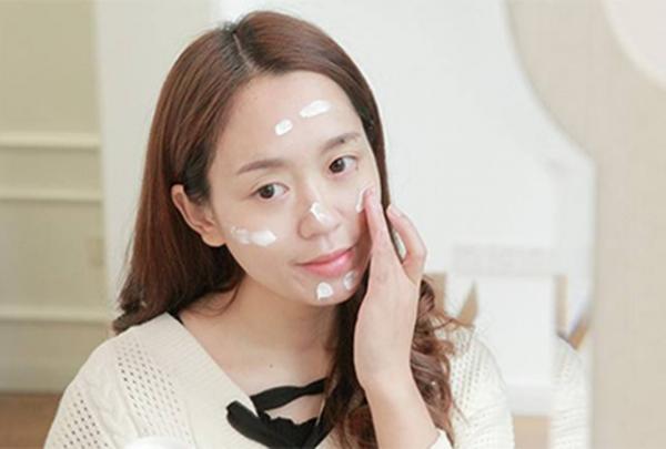 秋季面板乾燥，怎樣化素顏妝，讓人看起來白裡透紅，水潤有氣色，