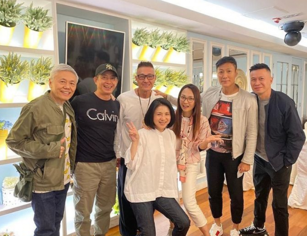 成龍經紀人去世4年，盧惠光等辦紀念聚會，眾人笑容滿臉氣氛歡樂