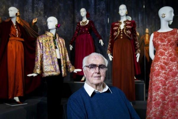 1953年，26歲的紀梵希第一次見到24歲的赫本，不婚不娶守護她46年