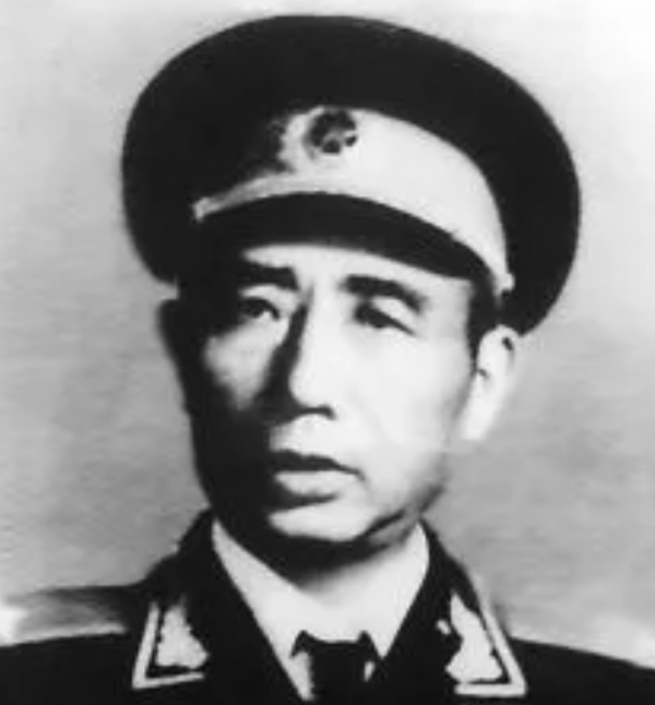 兒子撒謊說去當鐵匠，當兵20多年成司令，回家母親給了他一巴掌