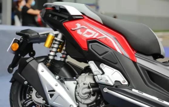 推薦一款龍嘉XADV300i踏板車