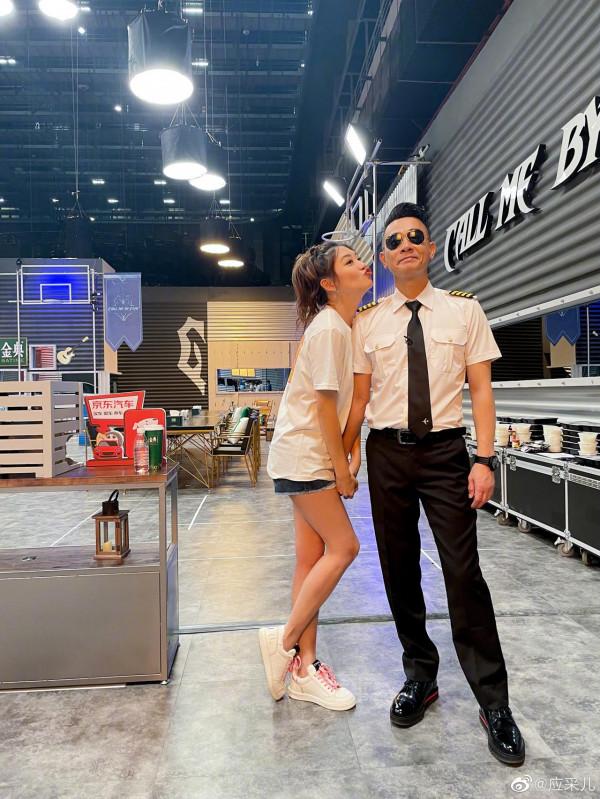 哥哥節目迎來太太團，應採兒曬陳小春張智霖張晉後臺合照，“航班”福利有點好