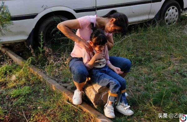 女童患怪病每天對人笑，媽媽以為她是天使，看到診斷書後痛哭不已