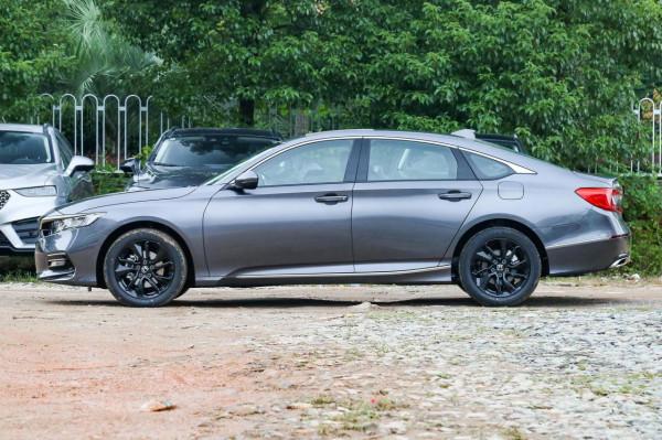 小老闆開20萬的雅閣就行，後排空間大，省油動力足，還保值