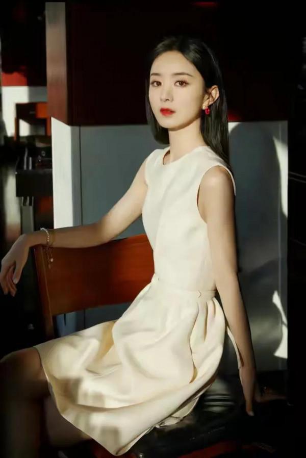 趙麗穎上一階段代言綜藝雜誌各種美圖層出不窮，突然沉寂好想你