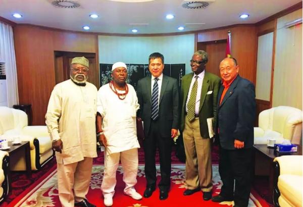 非洲第一個華人酋長鬍介國:有私人武裝,曾捨命救下中國外交官 非洲第一個華人酋長鬍介國:有私人武裝,曾捨命救下中國外交官