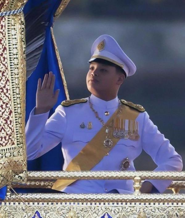 提幫功：長相神似泰王，雖生母被廢，智力也有缺陷，卻始終受寵